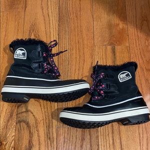 RARE SOREL BLACK AND WHITE TIVOLI BOOTS SIZE 8.